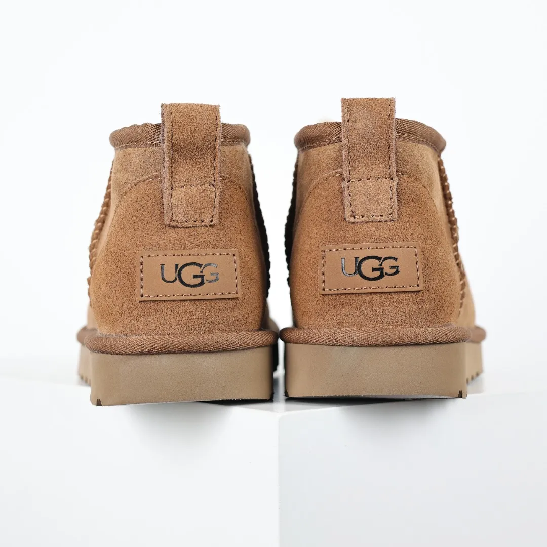 Pick up locally 💰480, core recommendation, good price UGG Classic MiNi basic low-top series, Xiaohongshu hot model, Henan Longfeng leather production, sheepskin integrated, top quality in the market, 2-3 cm cashmere insole, keeping warm in winter, suitable for home use. In the new year, uug launched a style series, which is partially biased towards the preferences of young consumers, and has also moved to the forefront of fashion trends. Shoe body material, water-repellent coated suede upper 17mm UGGPURE™ implanted wool insole Lightweight non-slip comfortable rubber outsole With brand LOGO Trademark Comes with full packaging Size: 35 36 37 38 39 40